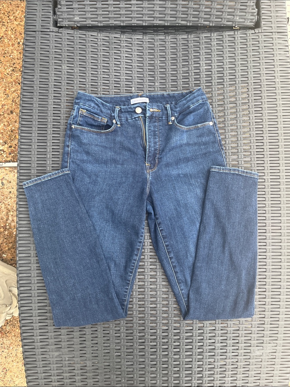 Good American women’s dark blue straight jeans (10/30)